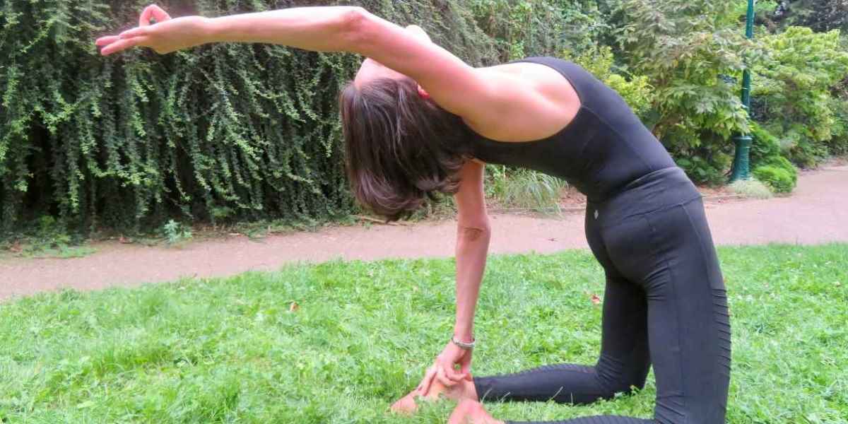 Posture du chameau - Happy Yoga1